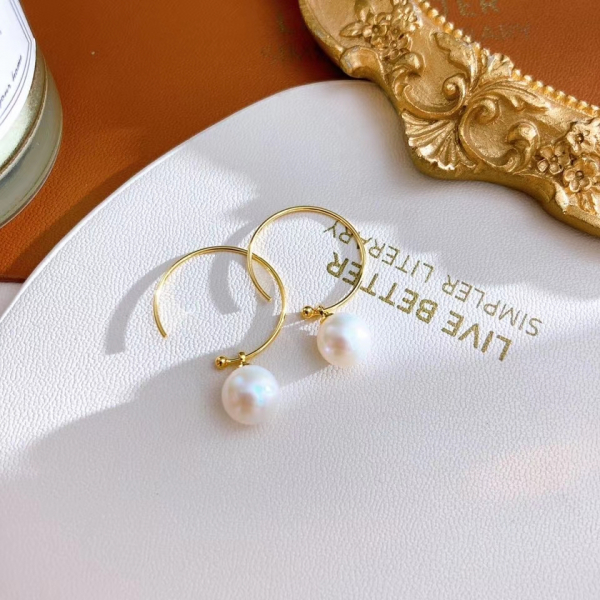 Simple Design Style Advanced Sense Gold Hoop Freshwater Pearl Earings